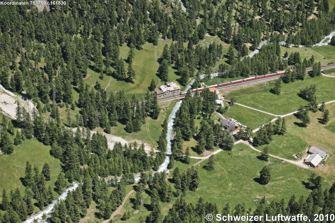 Zug der Rhätischen Bahn (Ferrovia retica) bei Spinas